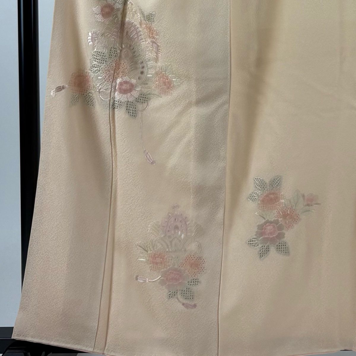 美品】 付下げ 身丈160cm 裄丈65cm M 袷 草花 刺繍 薄オレンジ 正絹 秀