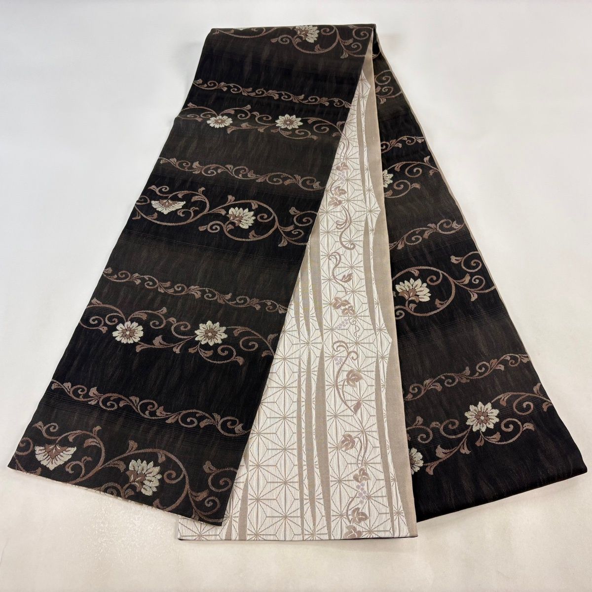 美品】 袋帯 秀品 花唐草 焦茶色 全通 正絹 【中古】 - メルカリ