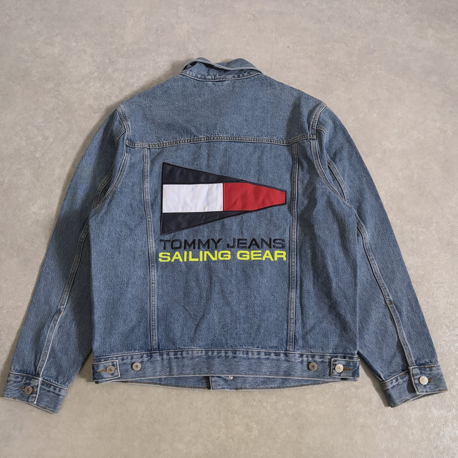 新品 TOMMY JEANS フラッグロゴ刺繍 デニム トラッカー ジャケット Gジャン トミーヒルフィガー