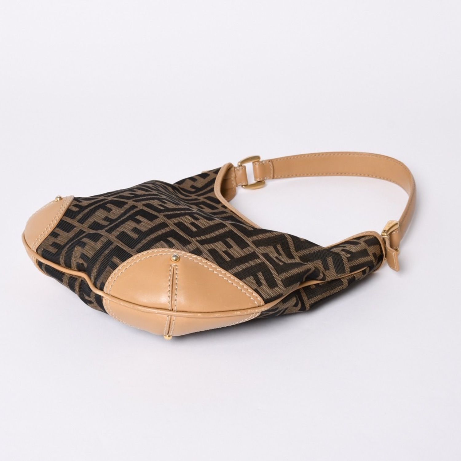 FENDI フェンディ ズッカ ダークブラウン ゴールド金具 キャンバス /レザー ショルダーバッグ メッセンジャーバッグ レディース 601557 【中古】 FENDI（フェンディ） ズッカ ショルダーバッグ キャンバス レザー