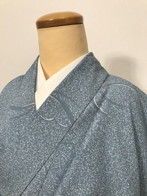 【中古】Lサイズ 小紋 化繊 青地に蝶模様