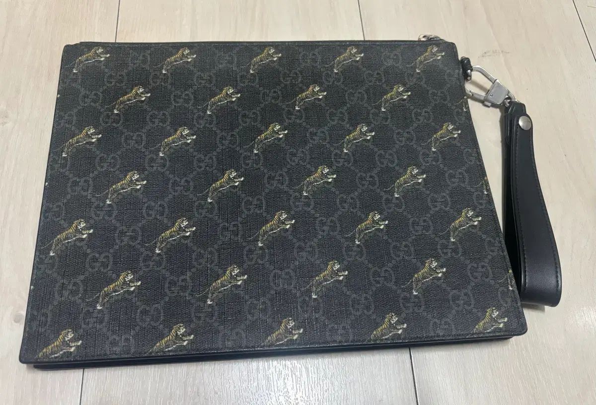 正規品鑑定書 含む グッチ gg Supreme タイガー クラッチバッグ