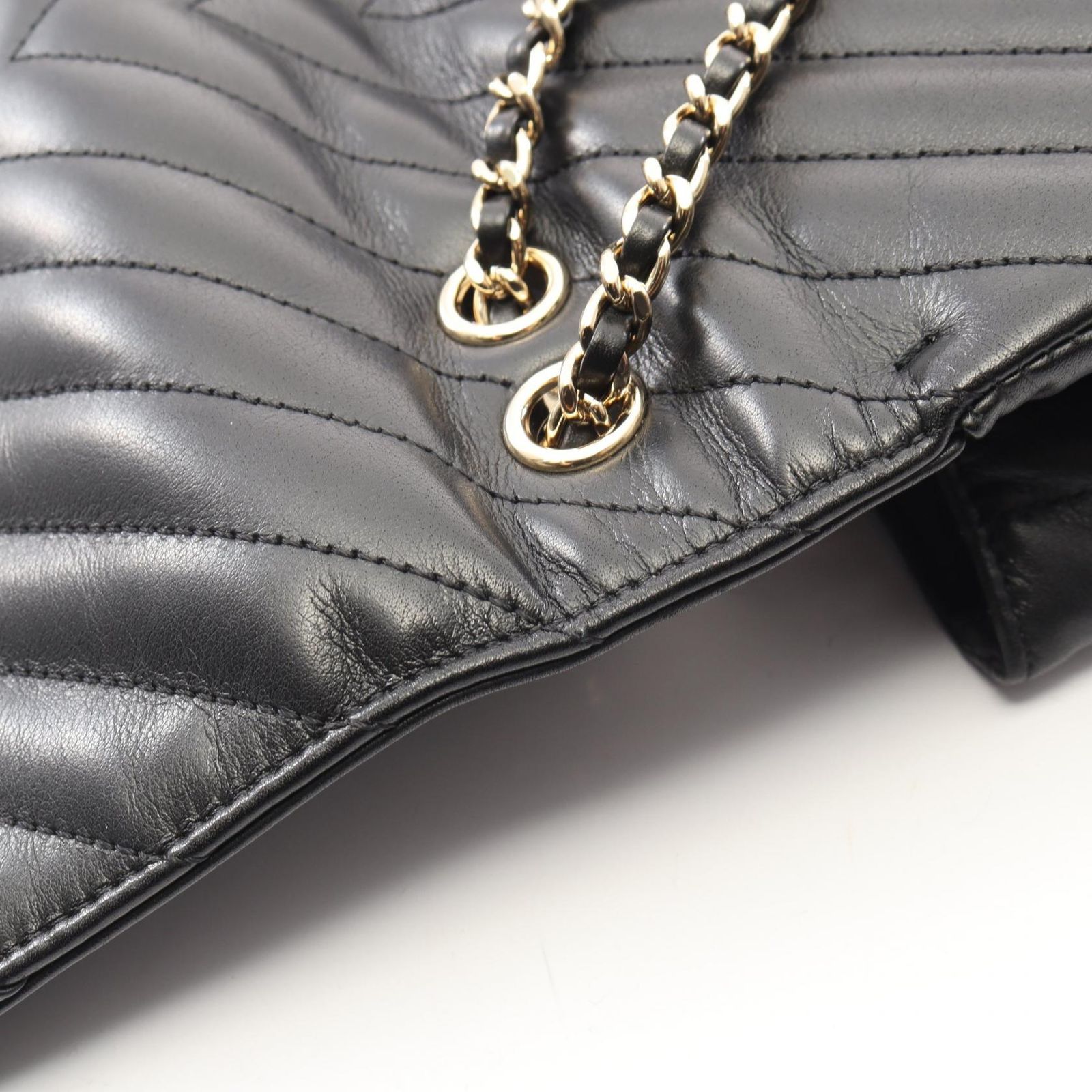 シャネル CHANEL シェブロン Vステッチ ミニ ショルダーバッグ バッグ ラムスキン（羊革） レディース ブラック系 【中古】 CHANEL（シャネル） シェブロン Vステッチ ミニ ショルダーバッグ
