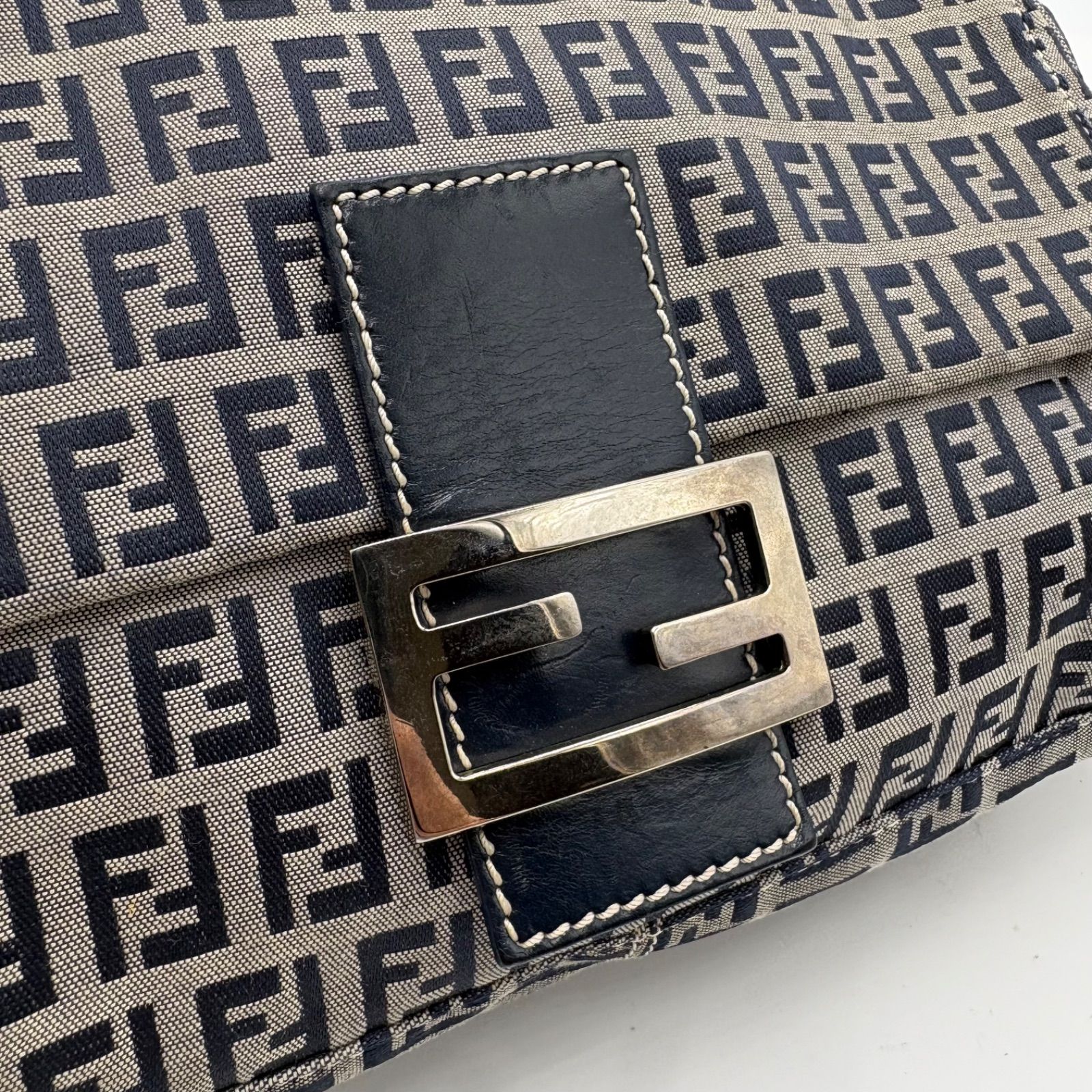 美品　フェンディ ズッキーノ　折り財布　マンマバケット　ダブルホック　キャンバス FENDI】マンマバケット ズッキーノ柄 ネイビー FF銀金具 【公式通販】