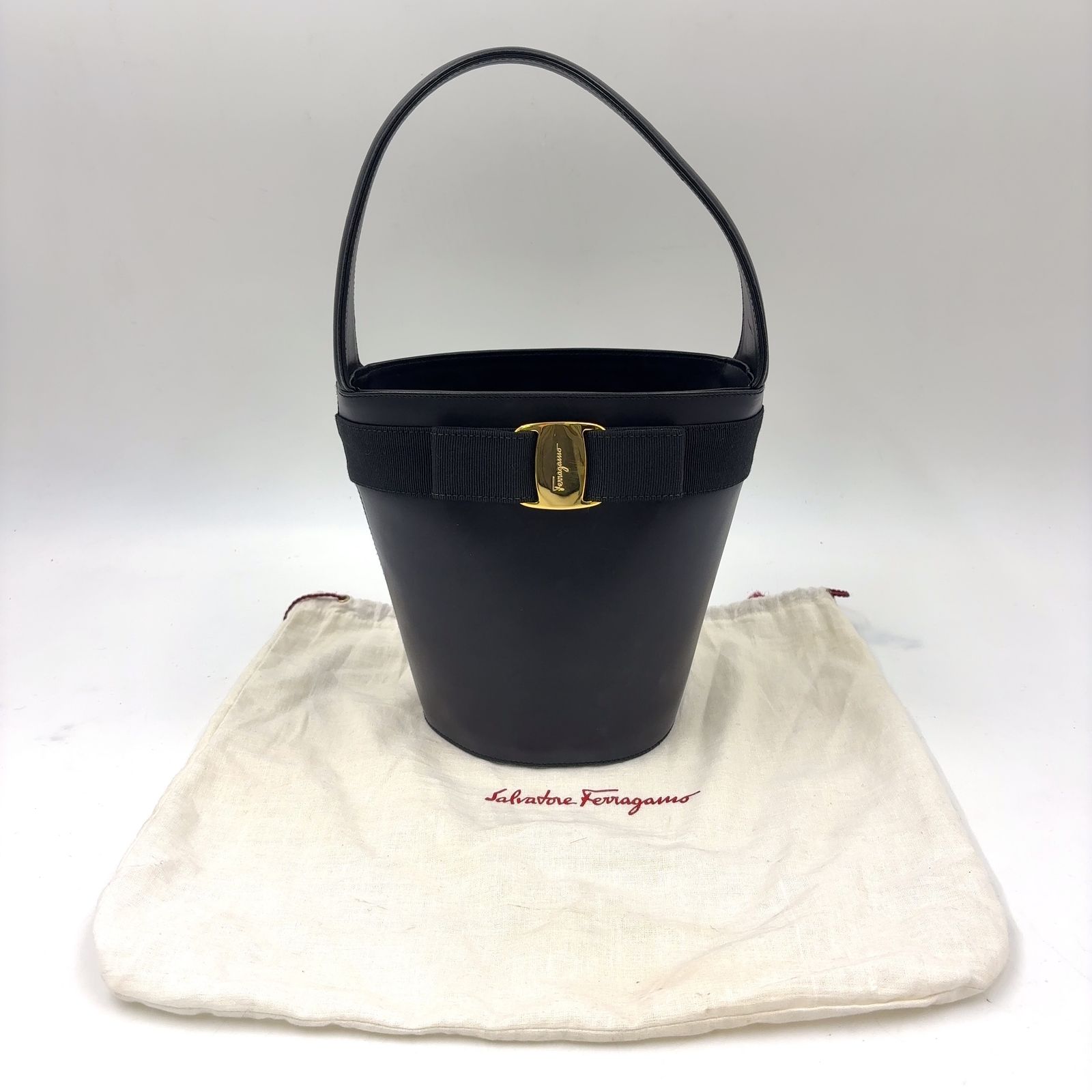 Salvatore Ferragamo ヴァラリボン バケツ型 レザー ブラック