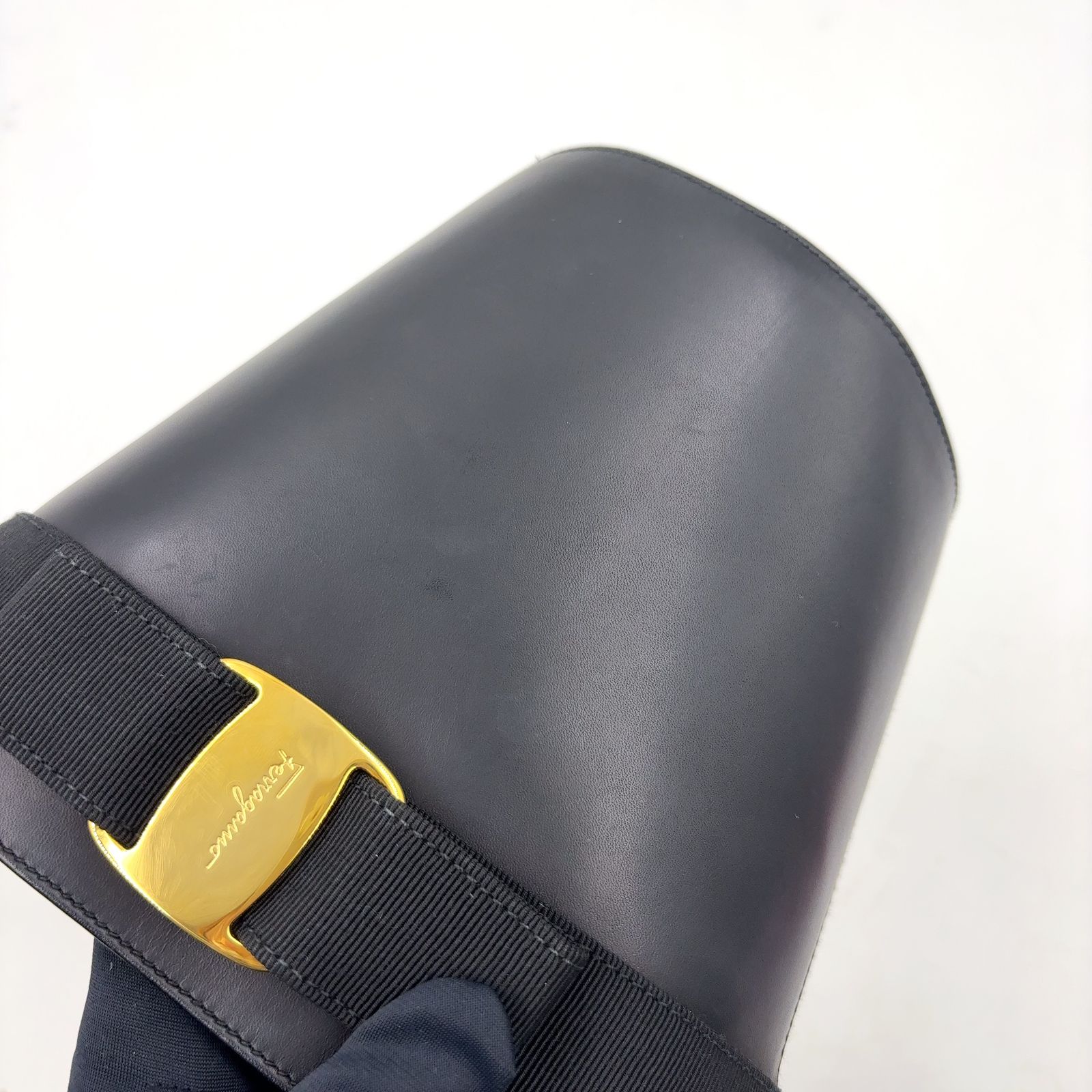 Salvatore Ferragamo ヴァラリボン バケツ型 レザー ブラック 