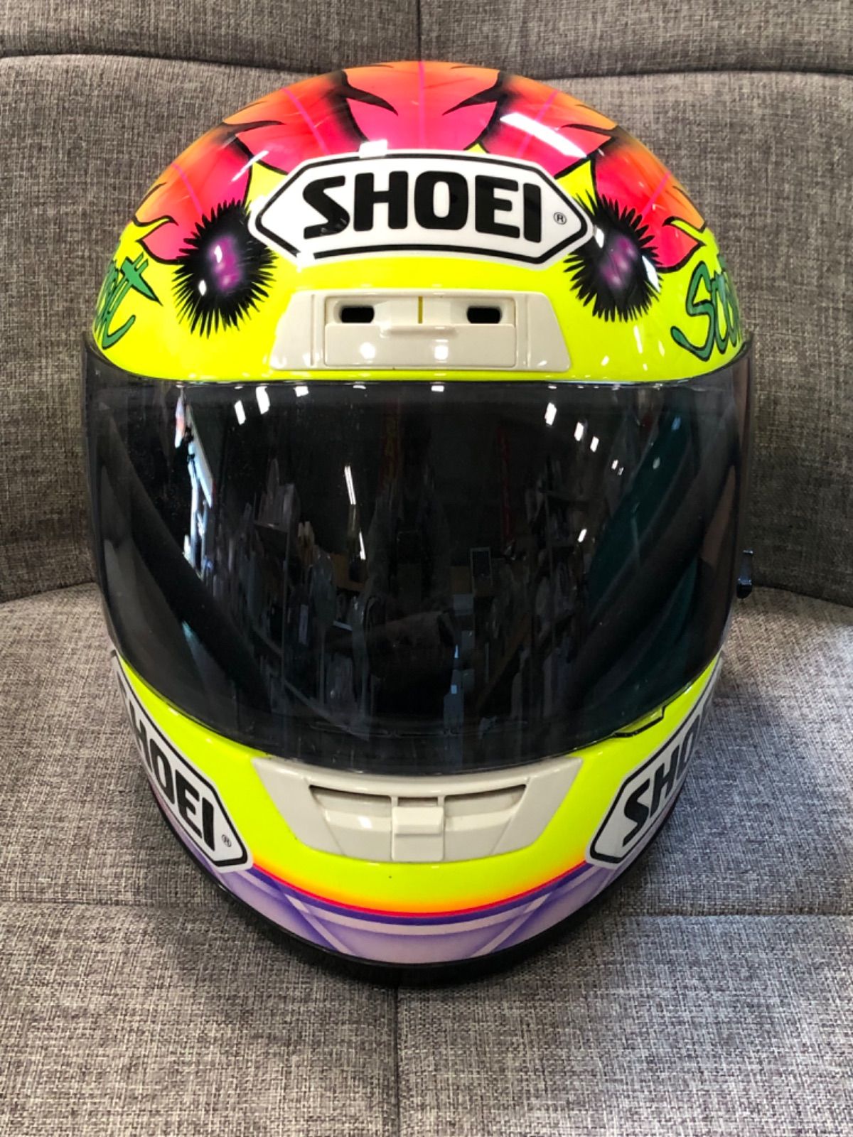 モータースポーツのヘルメットメーカー、SHOEIのX-8Vモデル、スコットラッセル直筆のサイン入りヘルメット 24,850円