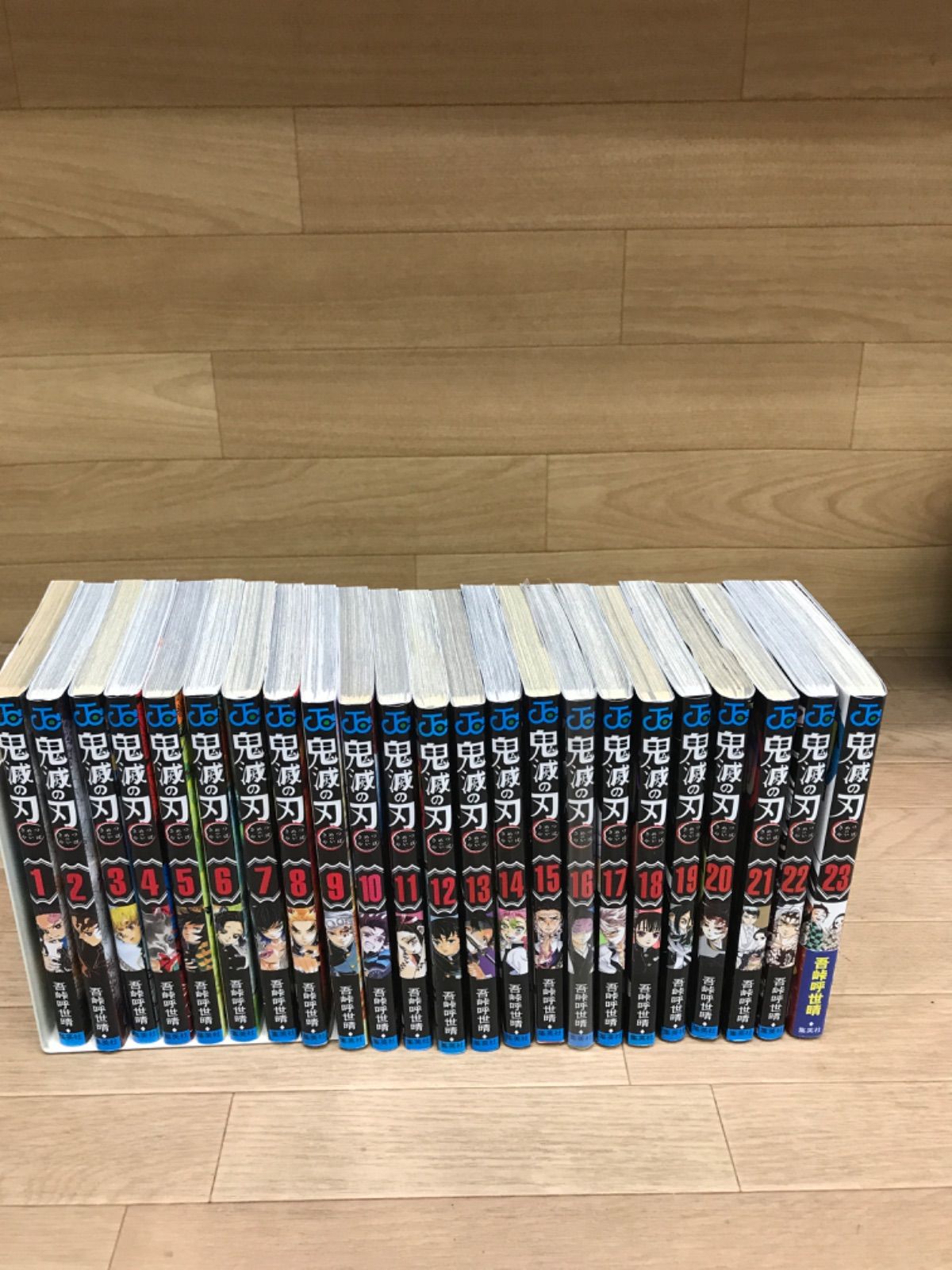 ☆ 鬼滅の刃 1～23巻 全巻＋関連本4冊 全巻コミックセット 《IV05A