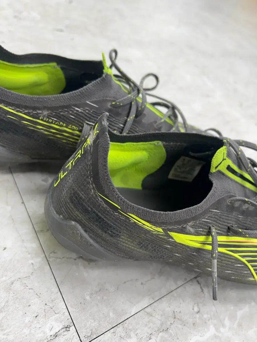 PUMA ウルトラ サッカーシューズ ブラック/蛍光色