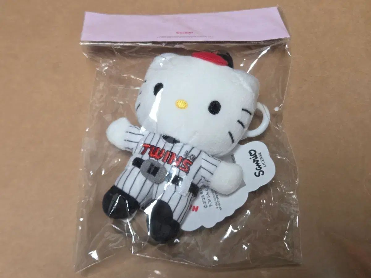 LGツインズ ハローキティ ぬいぐるみ キーホルダー
