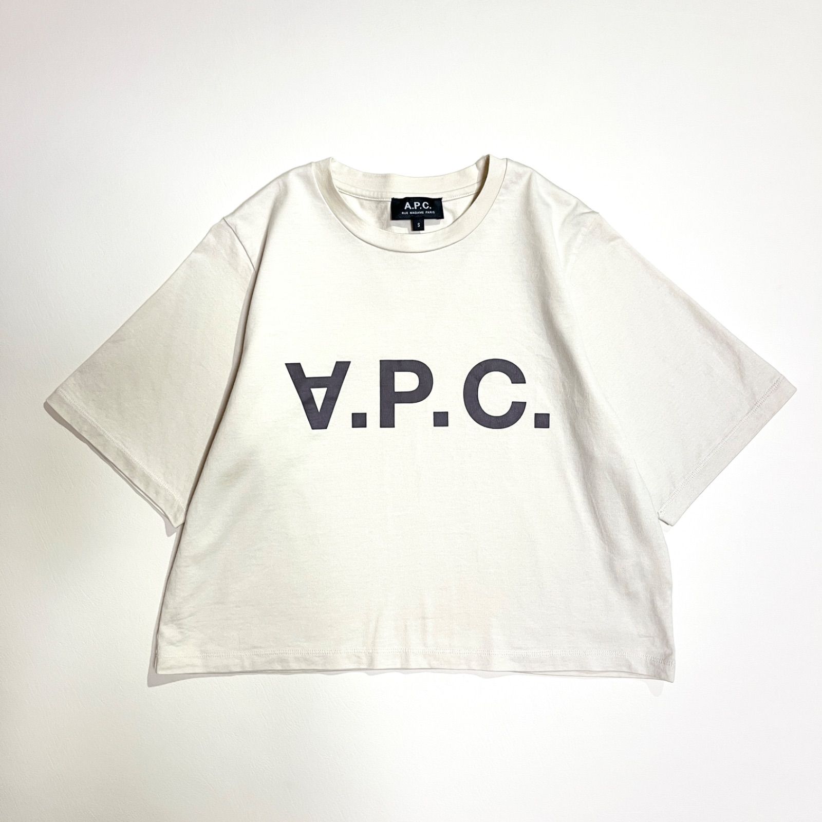 kU05 A.P.C 別注 JERSEY COULEUR V.P.C. Tシャツ クルーネック クロップド丈 プリント ロゴ 半袖 ベージュ アー・ペー・セー 定価14,300円