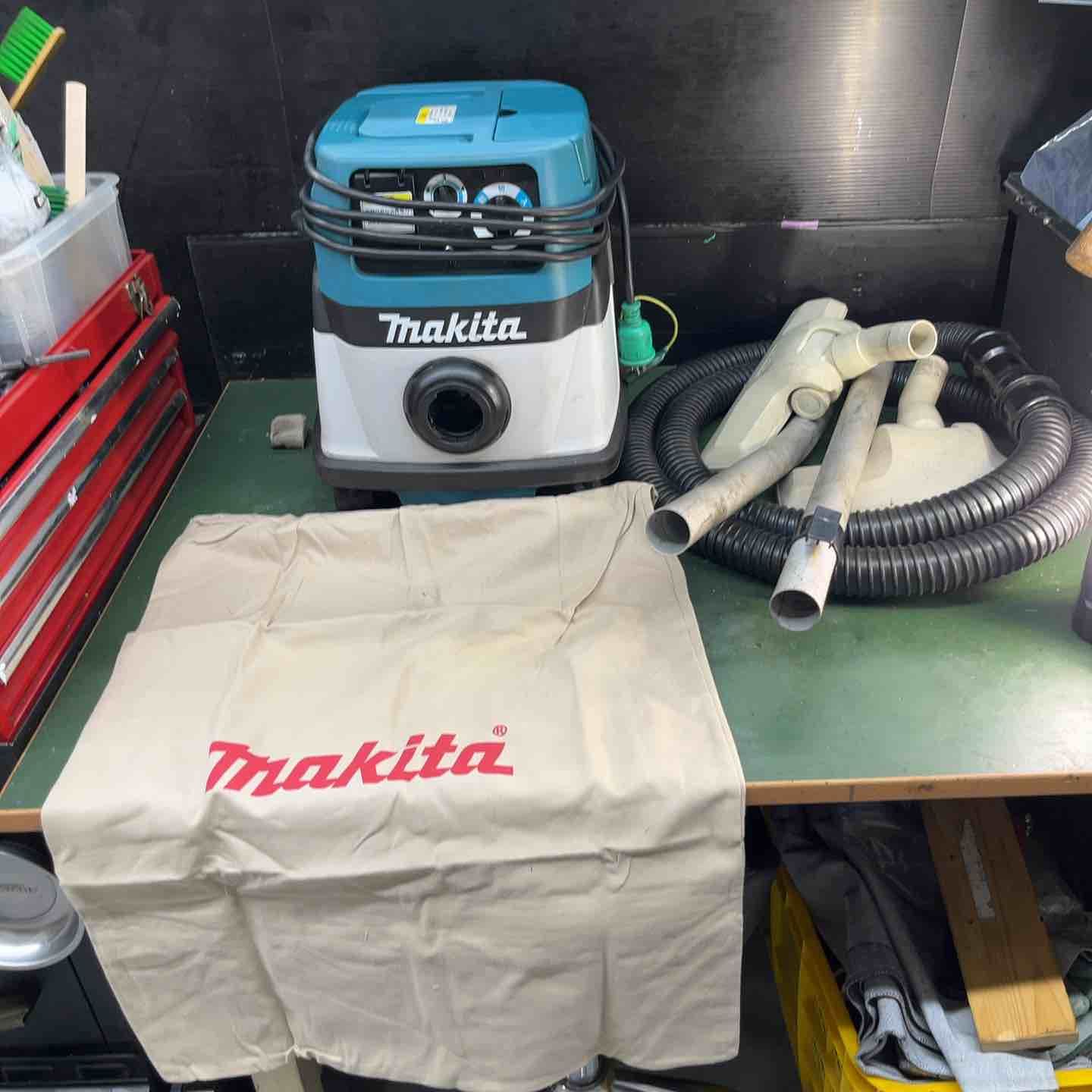 ★マキタ(makita) 集じん機 乾湿両用 483(P)　集塵袋、ホース付属【戸田店】