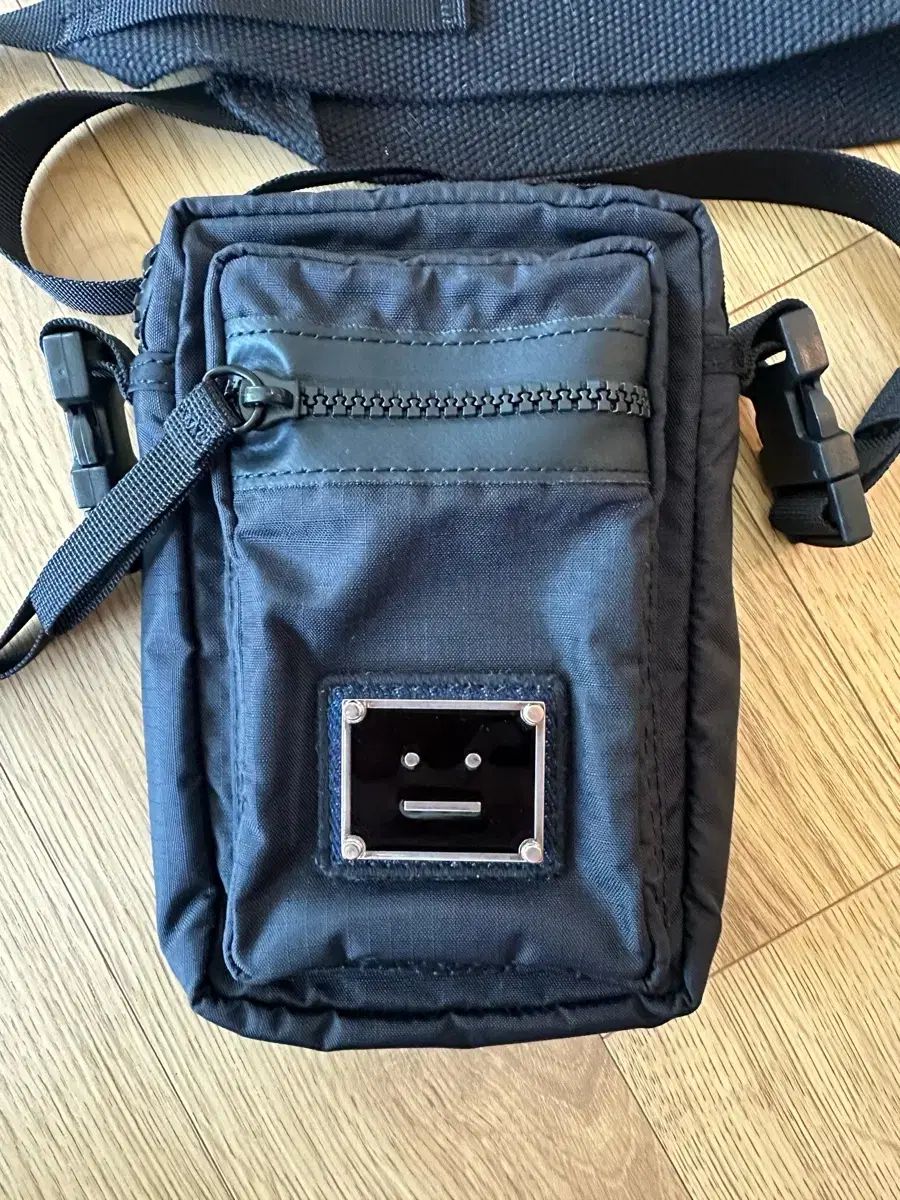 Acne Studios ブラック ミニ クロスボディバッグ