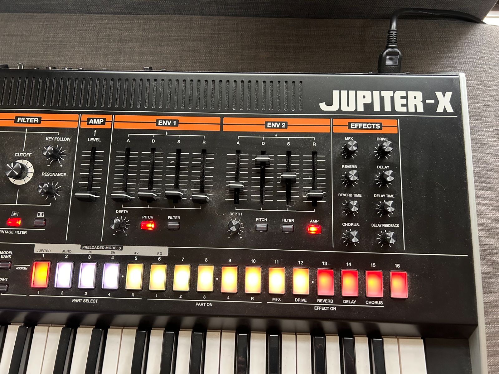 Roland Jupiter-X 61鍵 シンセサイザー（美品／スタンド付き） - メルカリ