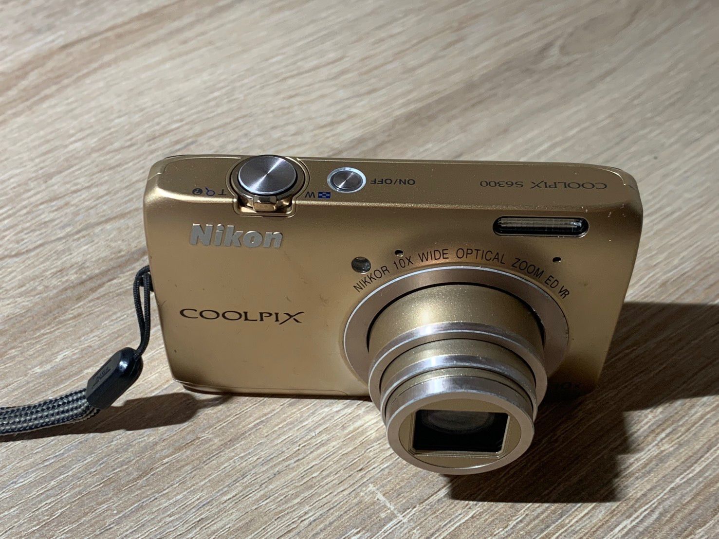 0361 Nikon COOLPIX S6300 ゴールド デジカメ 動作確認済み 【ネ