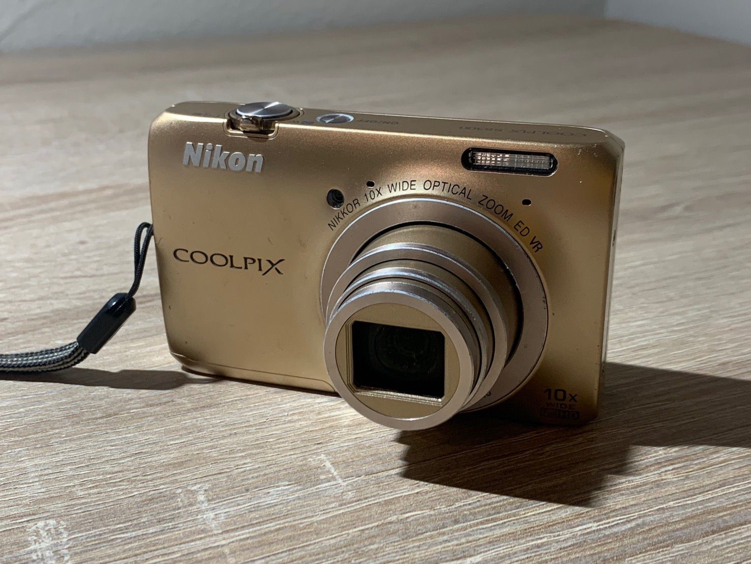 0361 Nikon COOLPIX S6300 ゴールド デジカメ 動作確認済み 【ネ