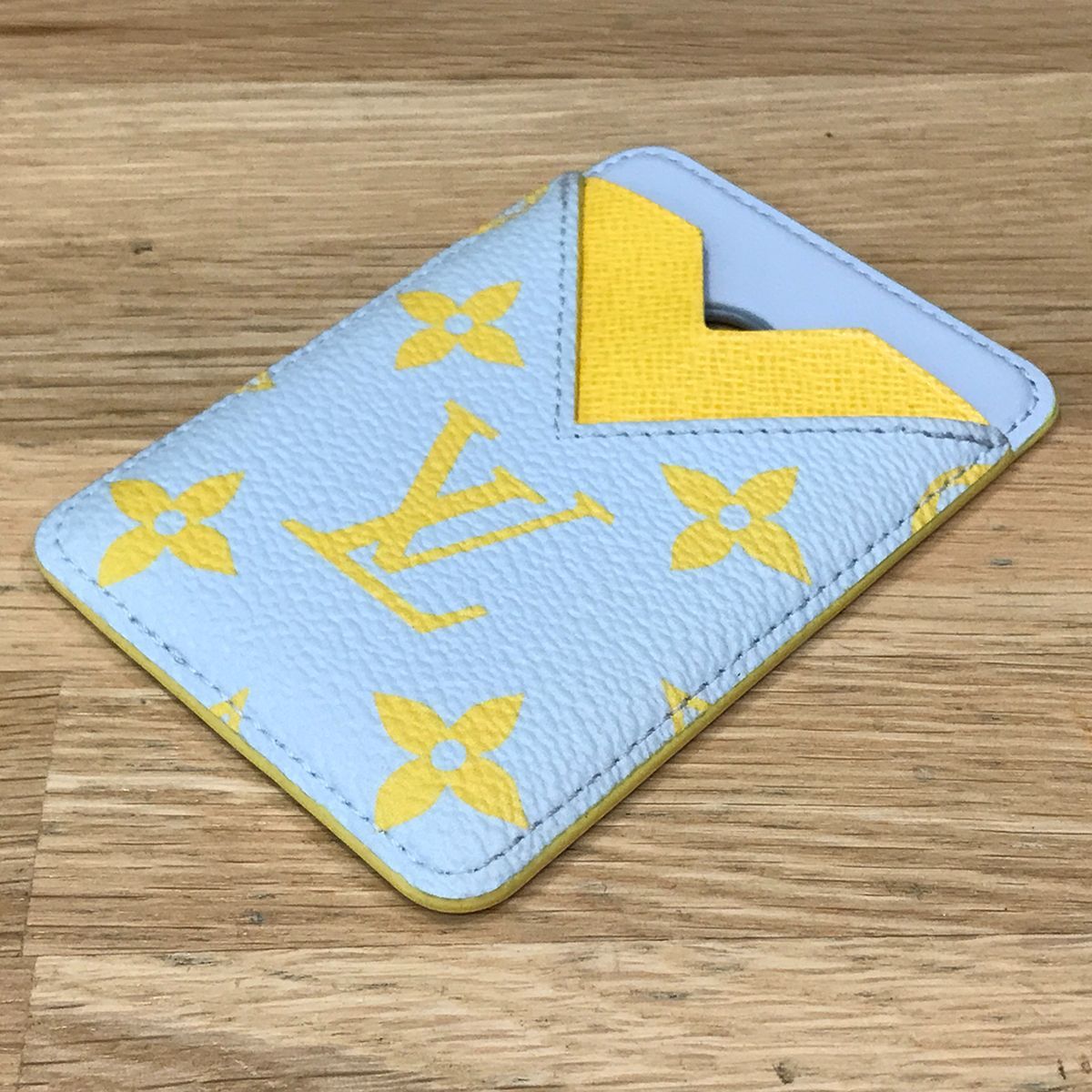 新品同様 モノグラムグロウ ポルトカルトマグネット マグセーフ グリ ジョーヌ M15033 15417