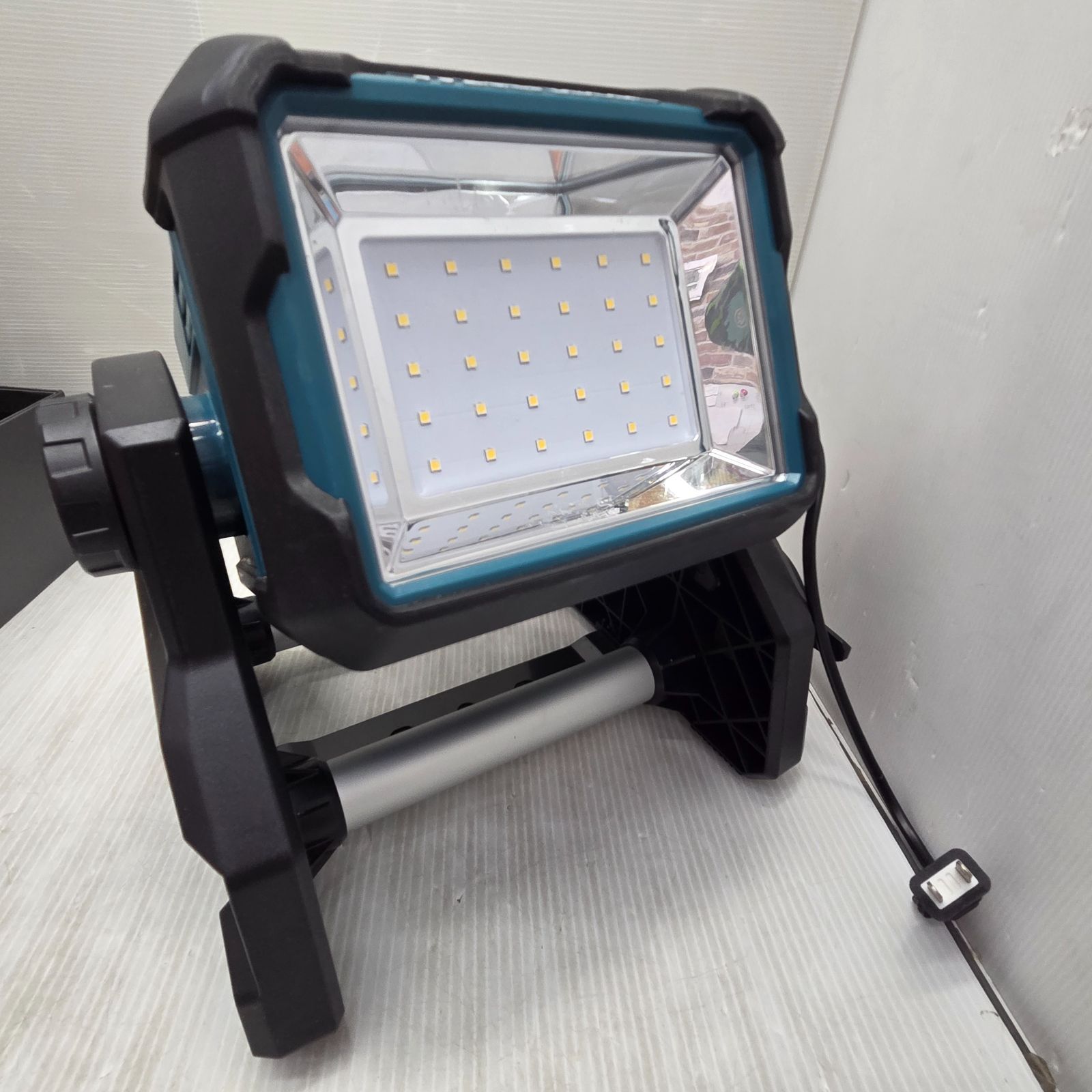 5 S04158 Makita マキタ スタンドライト 14.4V/18Vバッテリ AC100V 両用 ML811 照明 DIY 工具