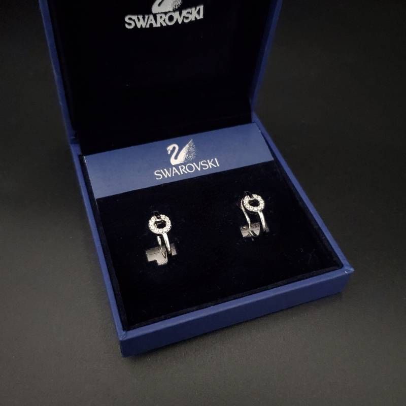 美品 SWAROVSKI スワロフスキー イヤリング サークル フープ風 クリスタル ラインストーン シルバーカラー 箱付き 上品 きらきら シンプル ギフト プレゼント 贈り物 普段使い フォーマル