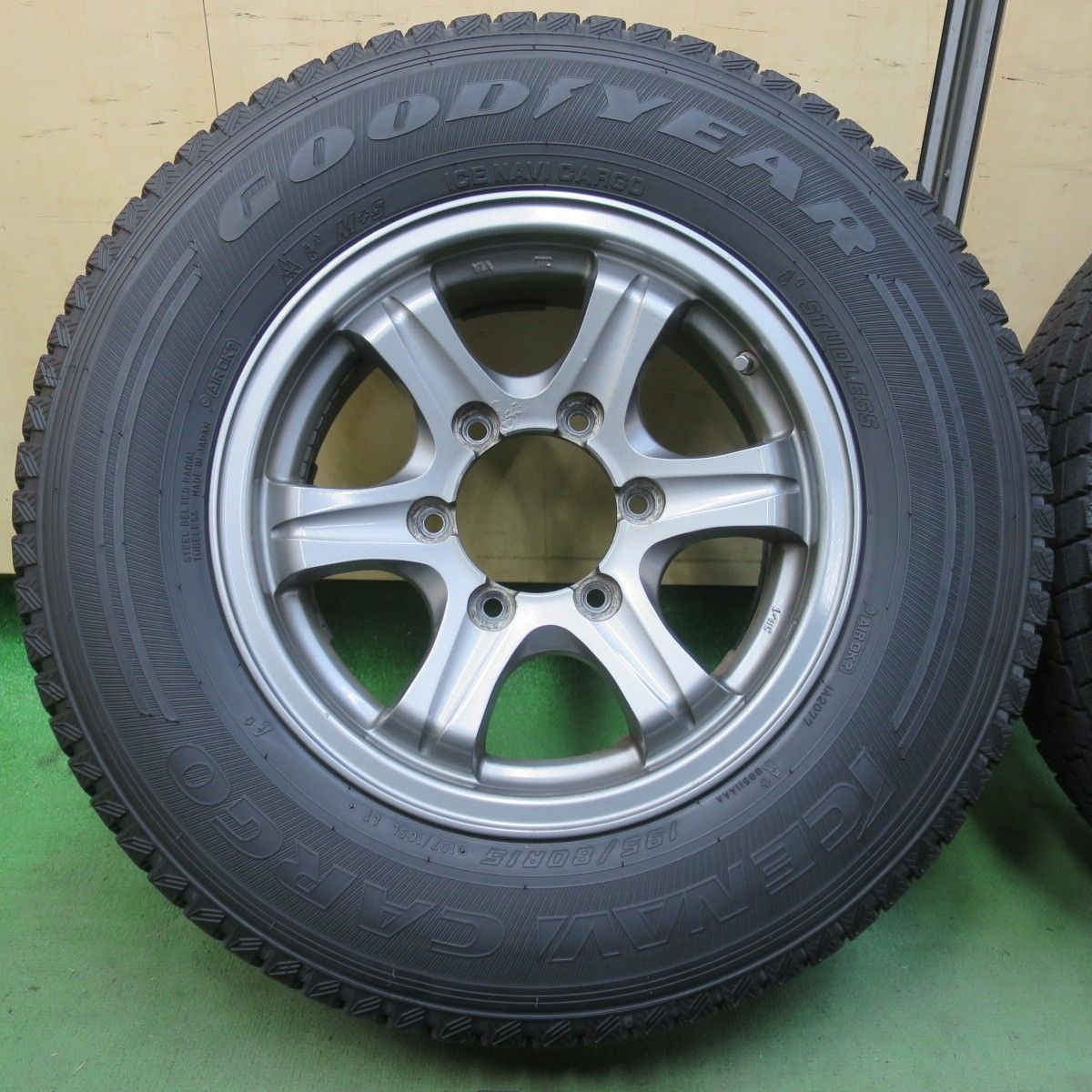 車 バリ溝！9分☆KEELER FIELD 195/80R15 107/105L スタッドレス 