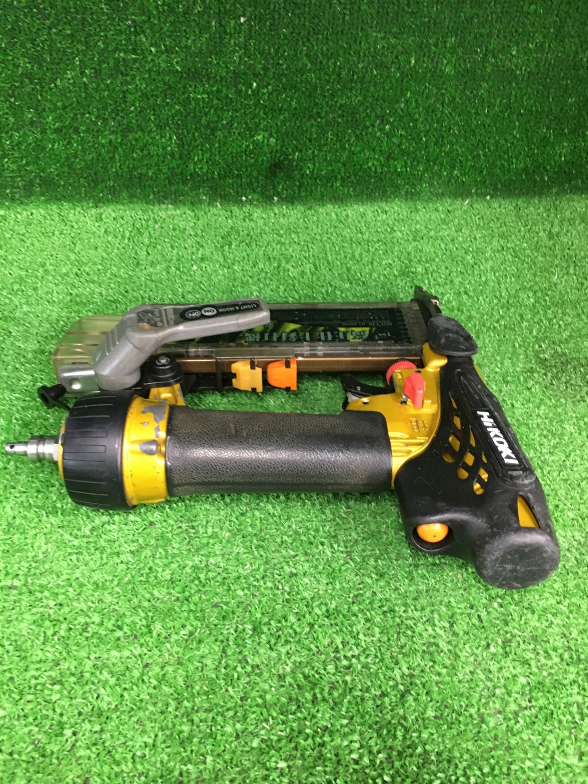 【中古品】【0906】★HITACHI(日立工機) 55㎜高圧仕上釘打機 フィニッシュネイラ NT55HM　IT7DXL7COCDG