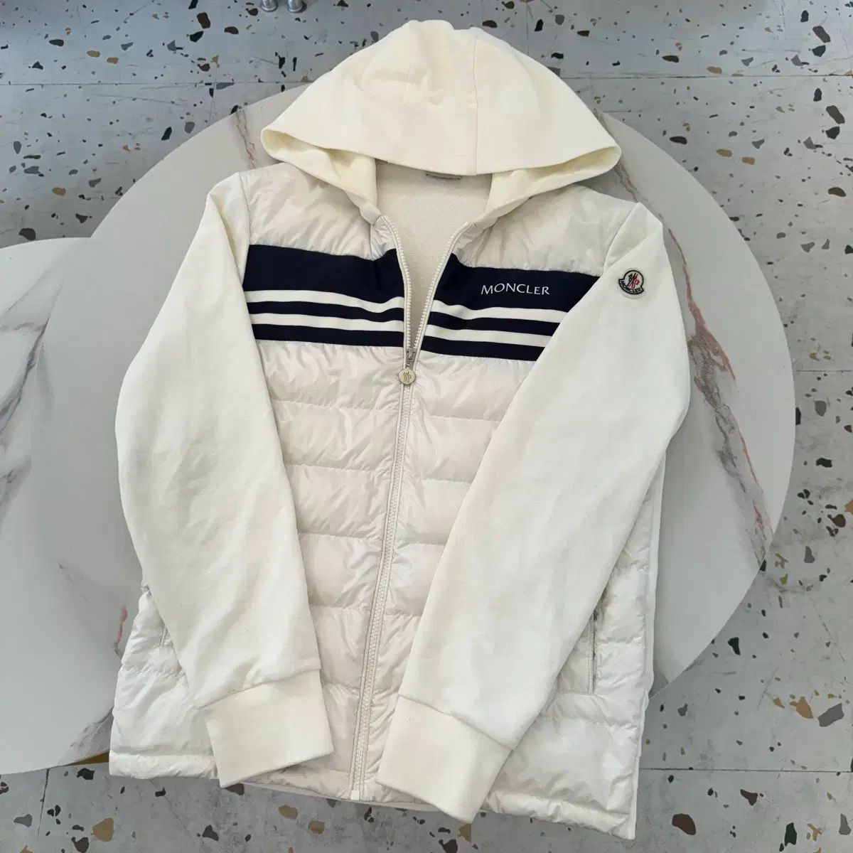 正規品 Sサイズ 23FW モンクレール フード ダウンニット 白 - メルカリ