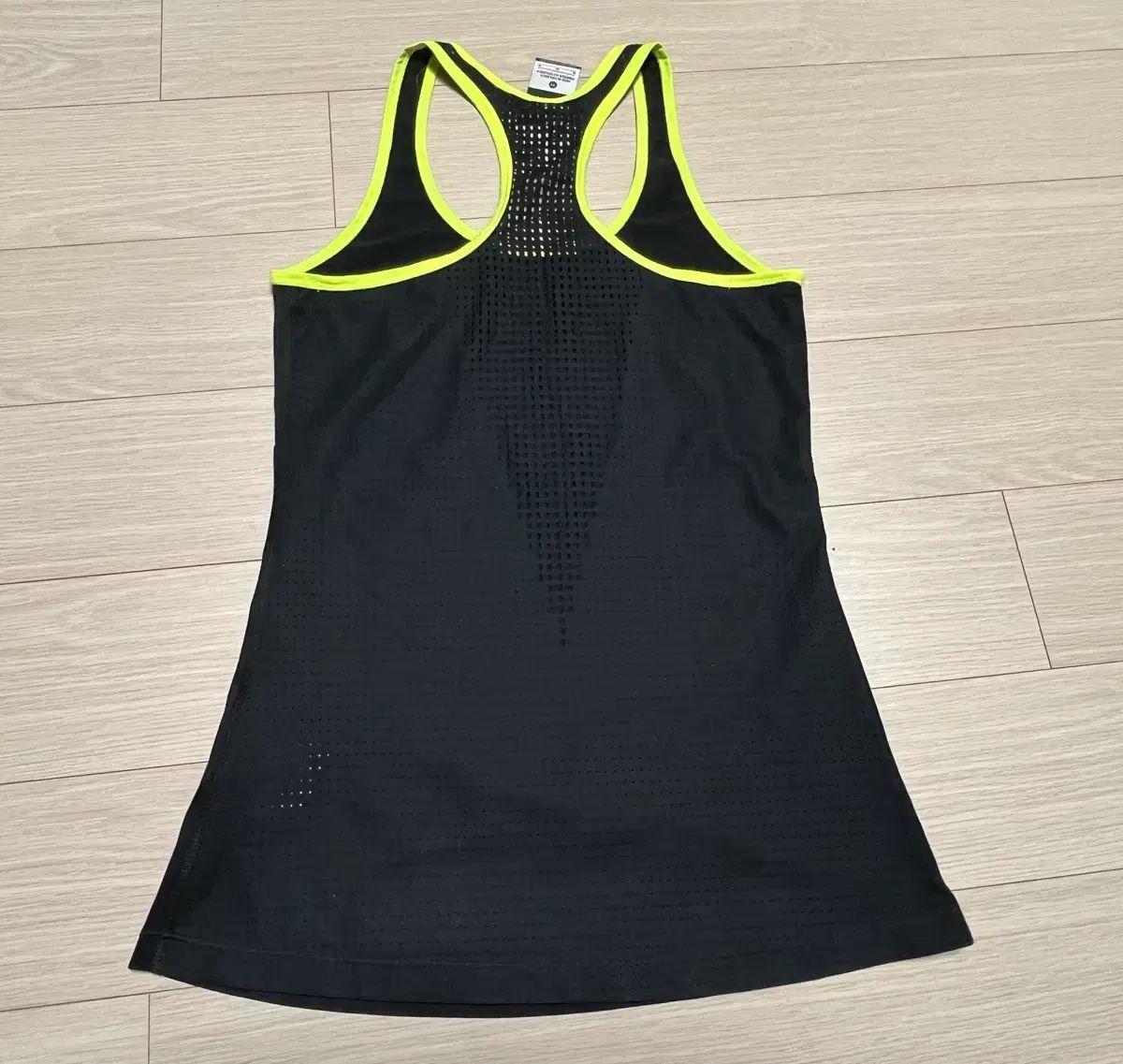 ほぼ新品) NIKE ドライフィット ブラック 蛍光 バイカラー レディース