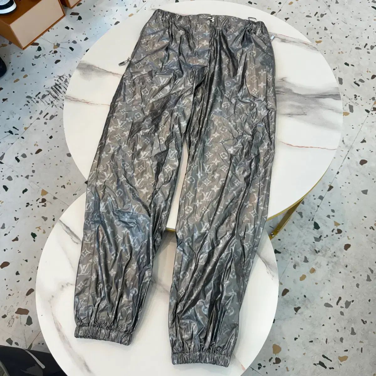 正規品/百貨店購入 21ss Louis Vuitton ルイヴィトン メタリック モノグラム ジョガーパンツ