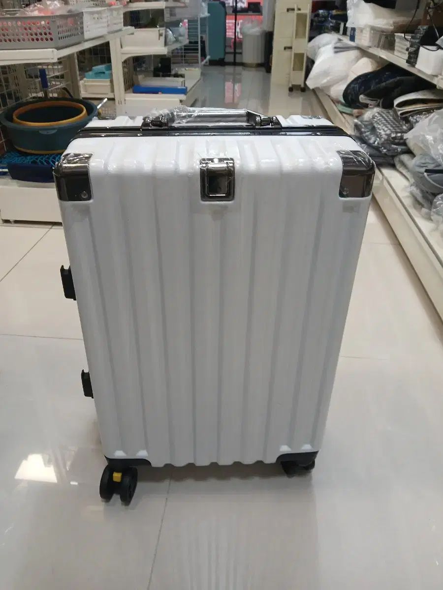 白 21インチ キャリアー 新品
