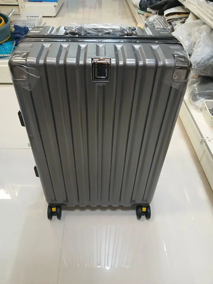 モダンなグレー アルミニウム キャリアー 23インチ 新品