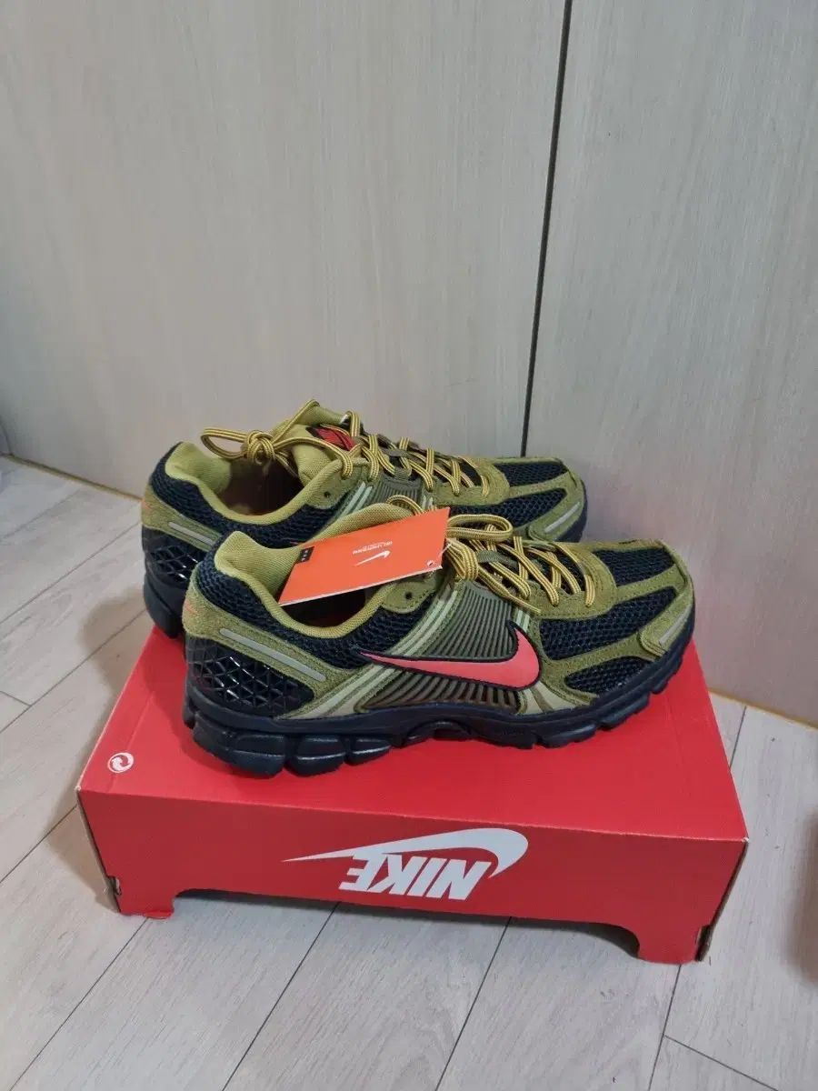 未使用新品)) NIKE ズーム ボメロ5 プレミアム スニーカー 275