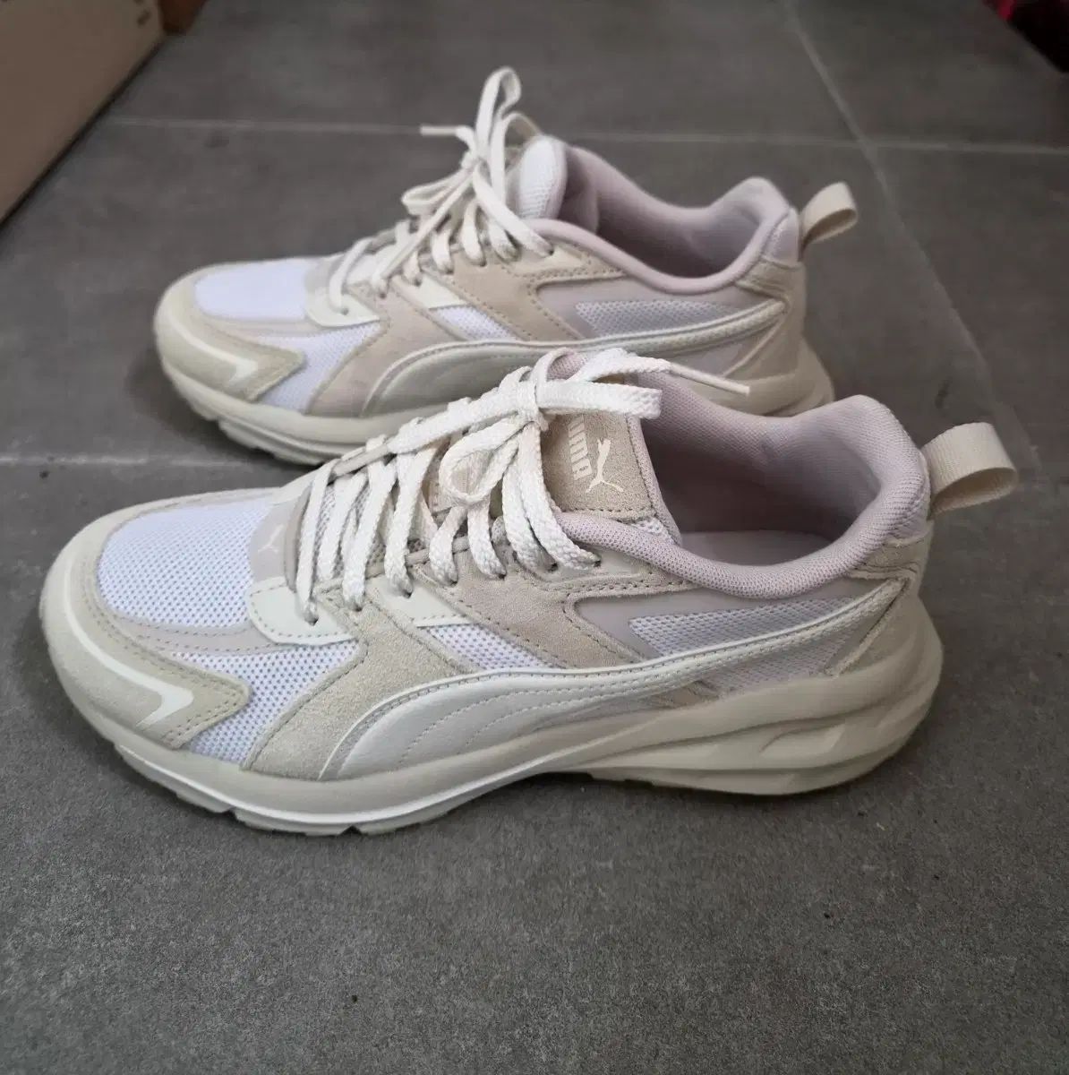(状態) PUMA プーマ ベイジ色 クッショニング スニーカー 235