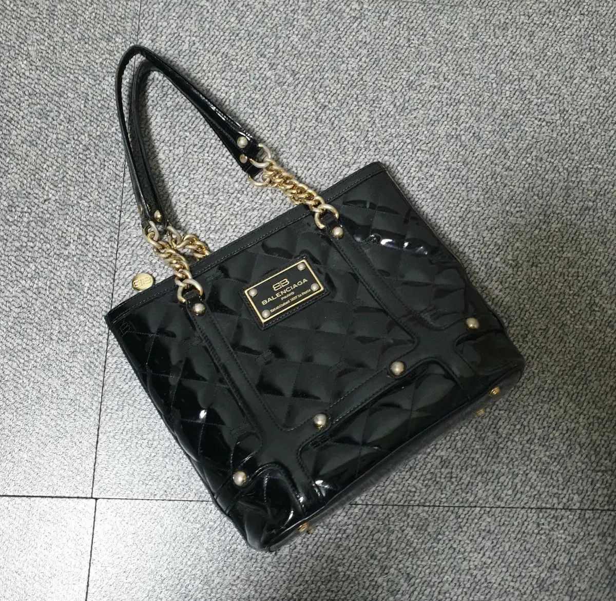バレンシアガ エナメル バッグ 出品