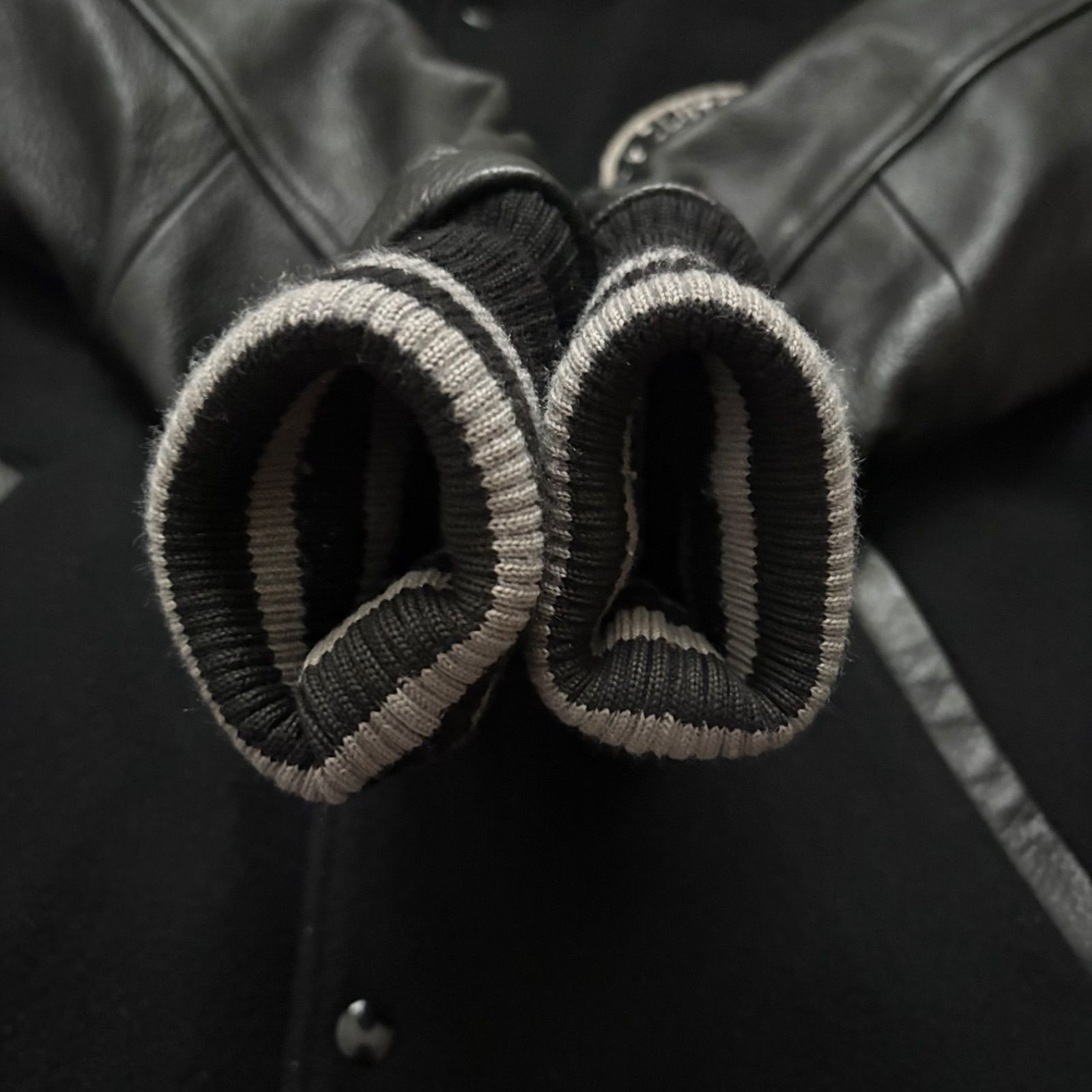 CLUCT AUTHENTIC ブラック レザー ジャケット M CLUCT クラクト スタジャン M 黒 袖レザー 牛革 ワッペン バック刺繍