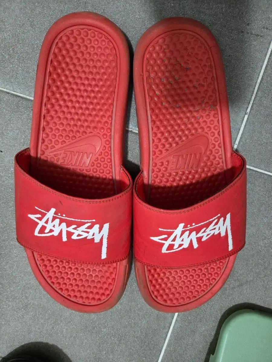 ナイキ STUSSY コラボ レッド スリッパ