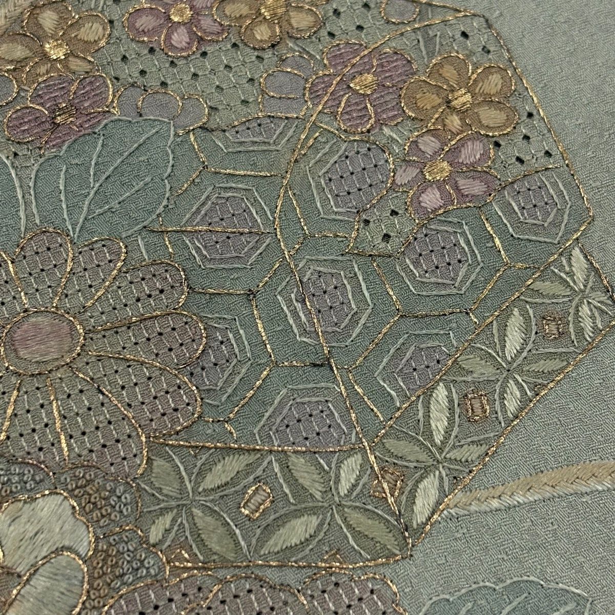 付下げ 付け下げ 着物 袷 本加工 金駒刺繍 緑 裄66 Ｌ 中古 sn1642 付下げ 身丈160.5cm 裄丈65.5cm M 袷 文箱 菊 刺繍 金糸 灰緑 正絹 秀