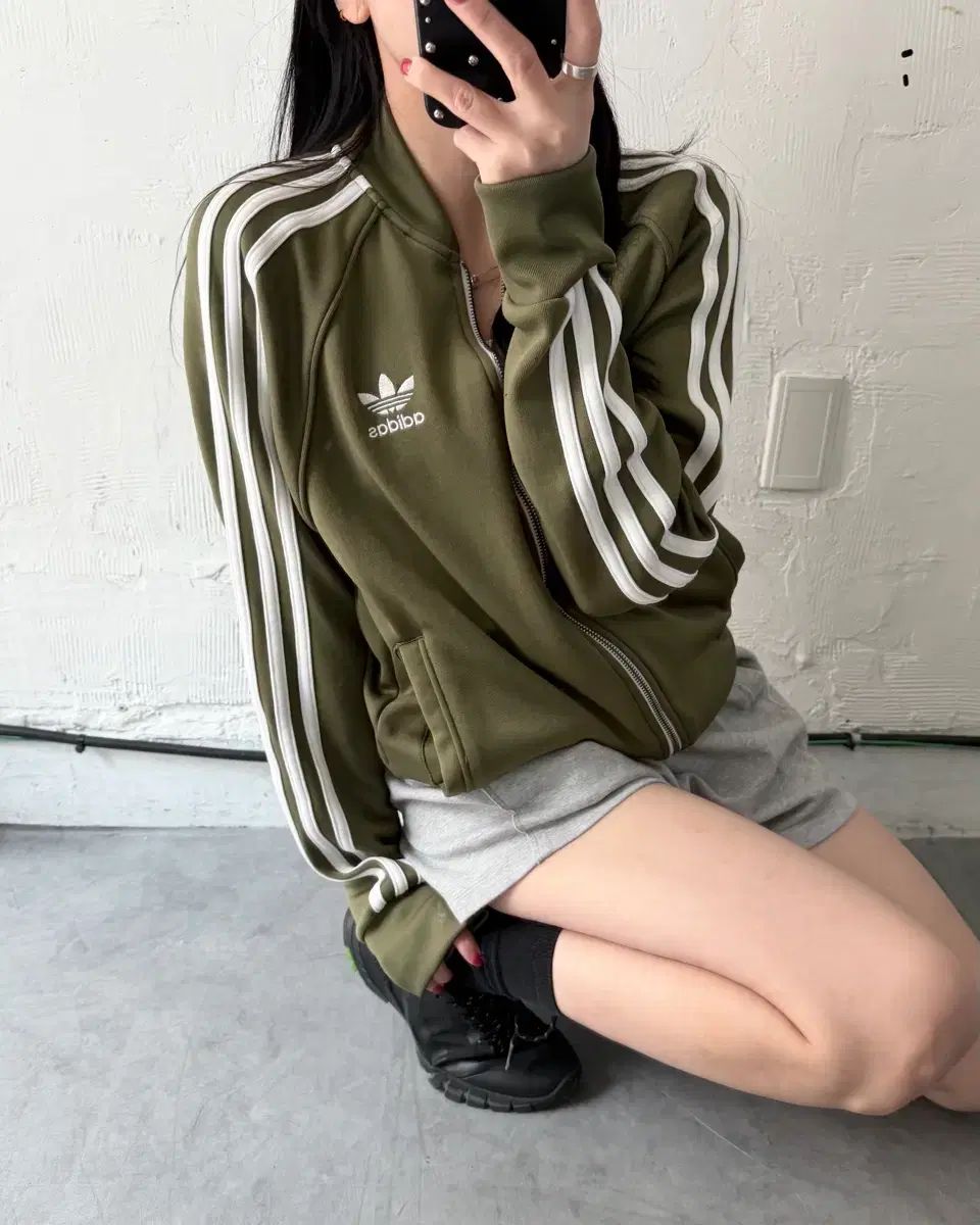 adidas アディダス カーキ ヨーロッパ Uネック トラックジャージ