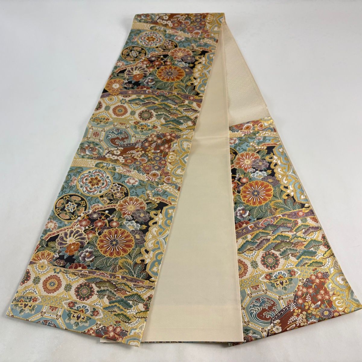 美品】 袋帯 秀品 吉祥逸品図 菊 笠松 金糸 箔 水色 お太鼓柄 正絹