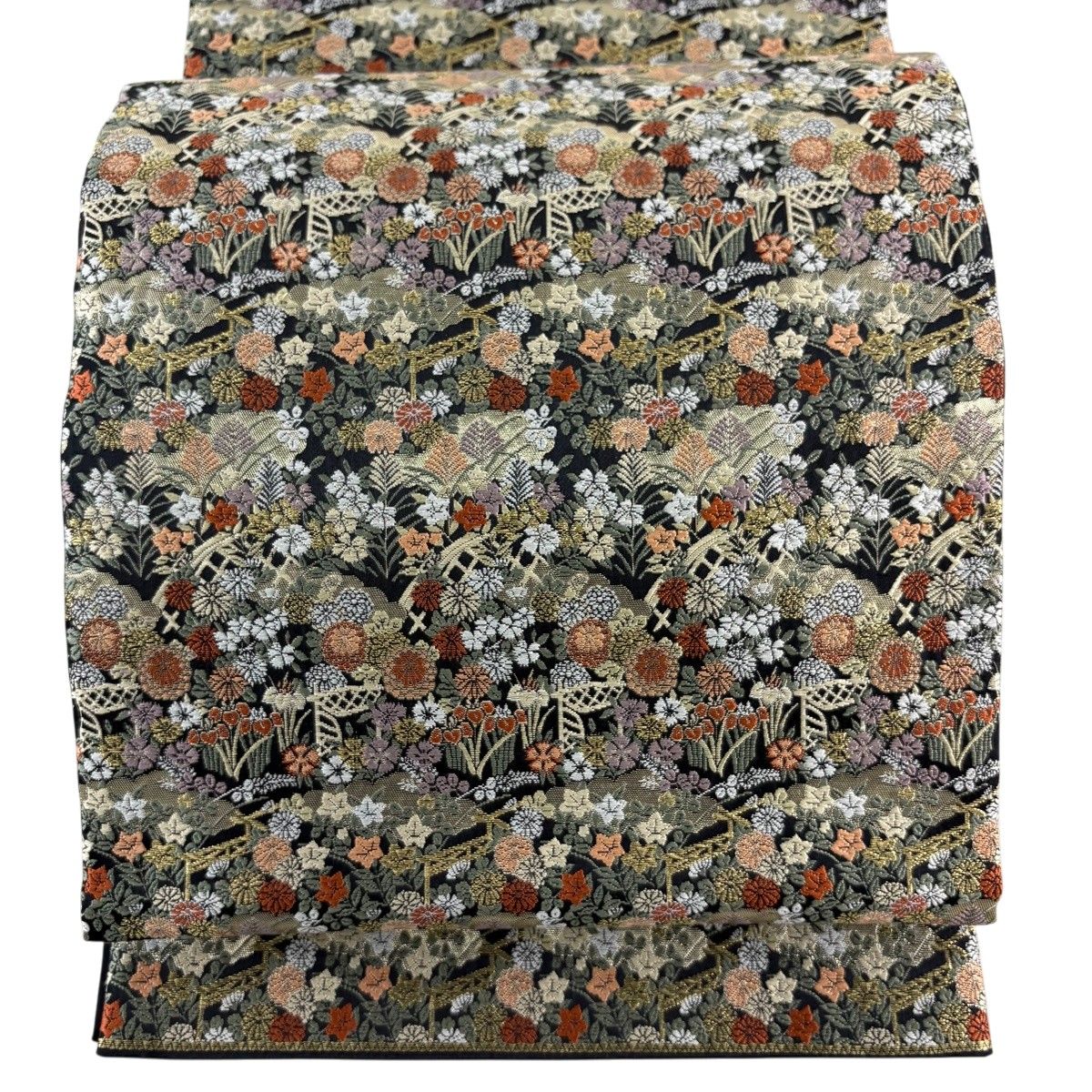 美品】 袋帯 秀品 関西仕立て 秋草 雲文 刺繍 箔 黒 六通 正絹 【中古