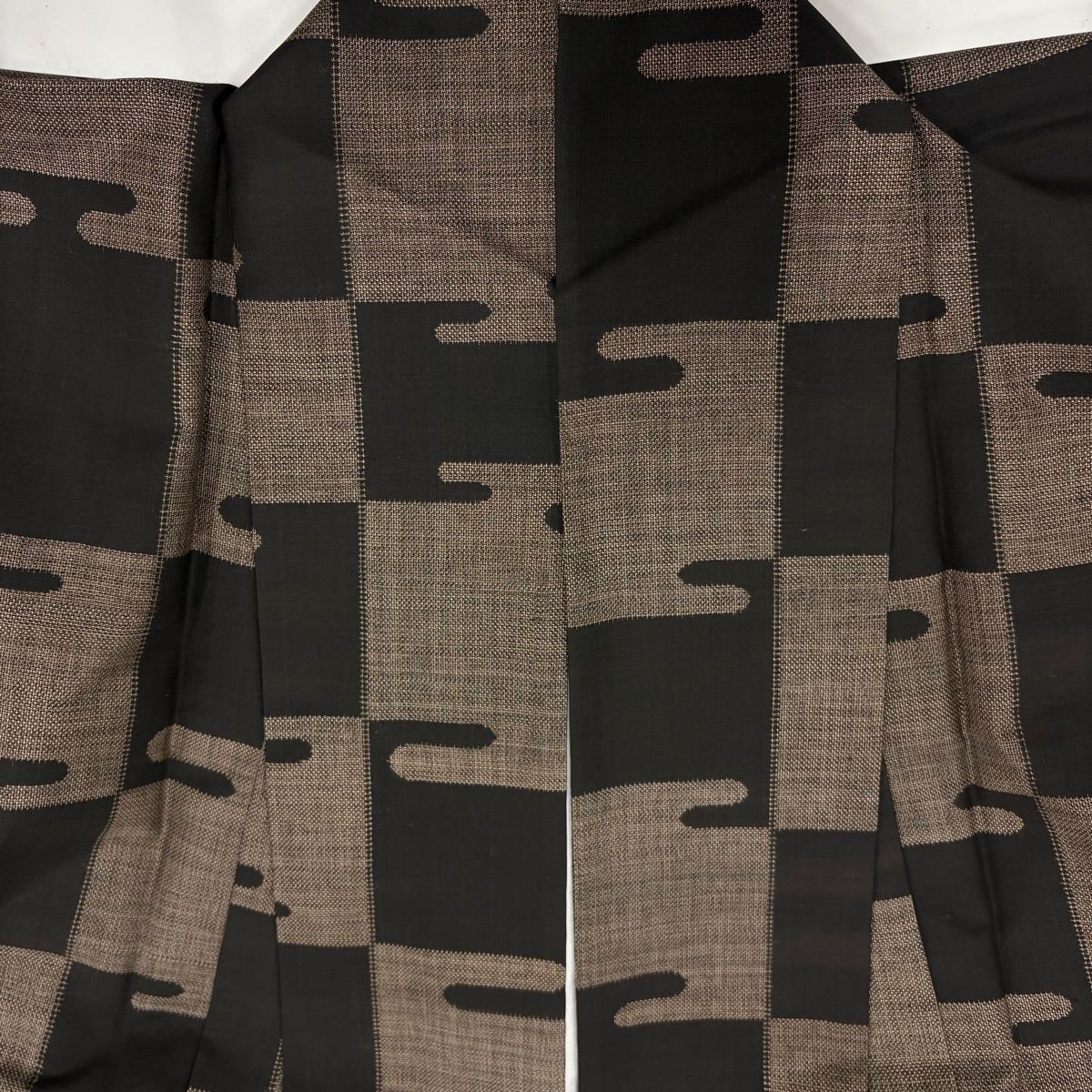 【美品】 大島紬 身丈159cm 裄丈66.5cm 正絹 秀品 【中古】 美品】 大島紬 身丈159cm 裄丈66cm M 袷 純泥 証紙あり 枝花 焦茶色