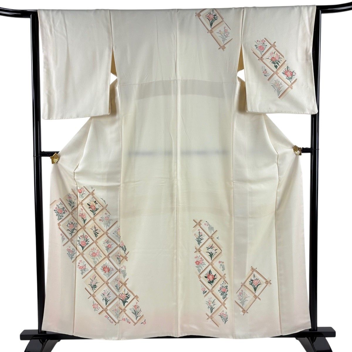 付下げ 身丈159.5cm 裄丈63.5cm S 袷 草花 斜格子 金彩 クリーム 正絹 秀品 【中古】