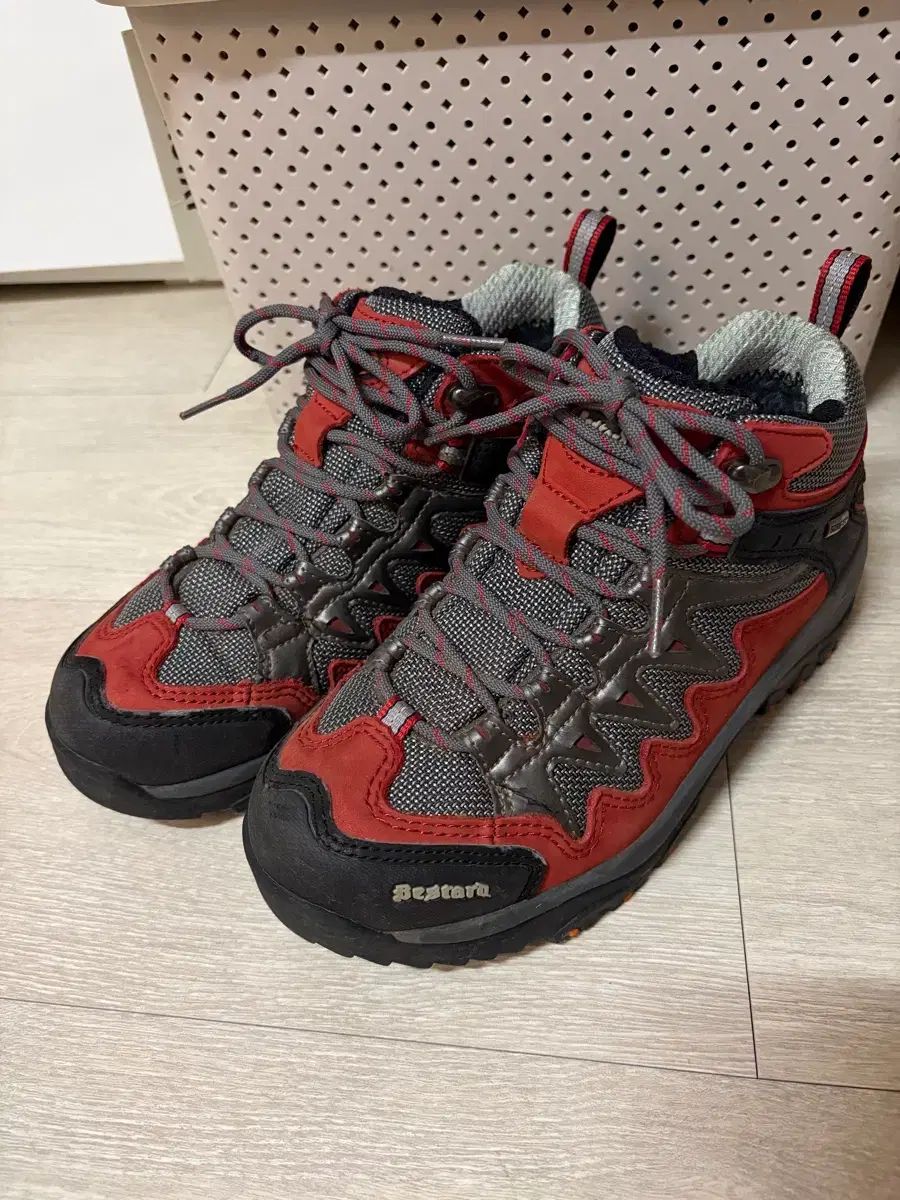 ベスタラ 登山靴 レッド/ブラック 240 中登山靴