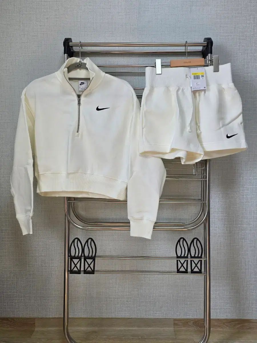 ナイキ 白 ハーフジップアップ ハーフパンツ セット