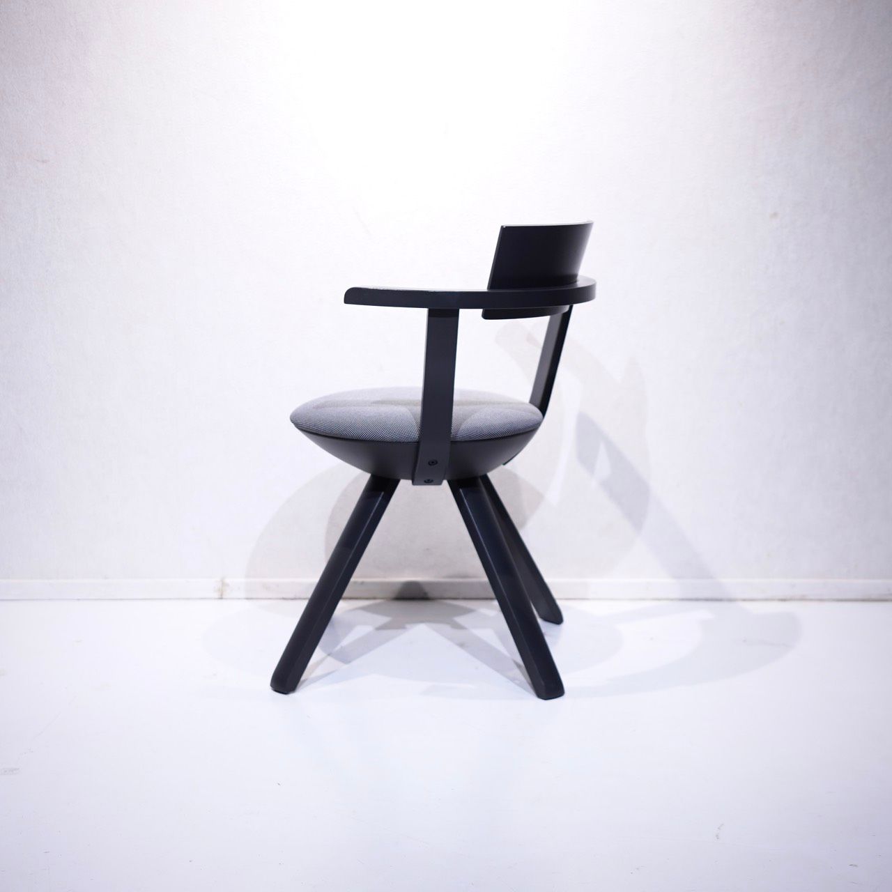 Artek アルテック RIVAL CHAIR ライバルチェア ダイニングチェア アームチェア デスクチェア 回転式 チェア 椅子 ブラック モダン 北欧 ミニマル Artek アルテック RIVAL CHAIR ライバルチェア ダイニングチェア アームチェア デスクチェア 回転式 チェア 椅子 ブラック モダン 北欧 ミニマル