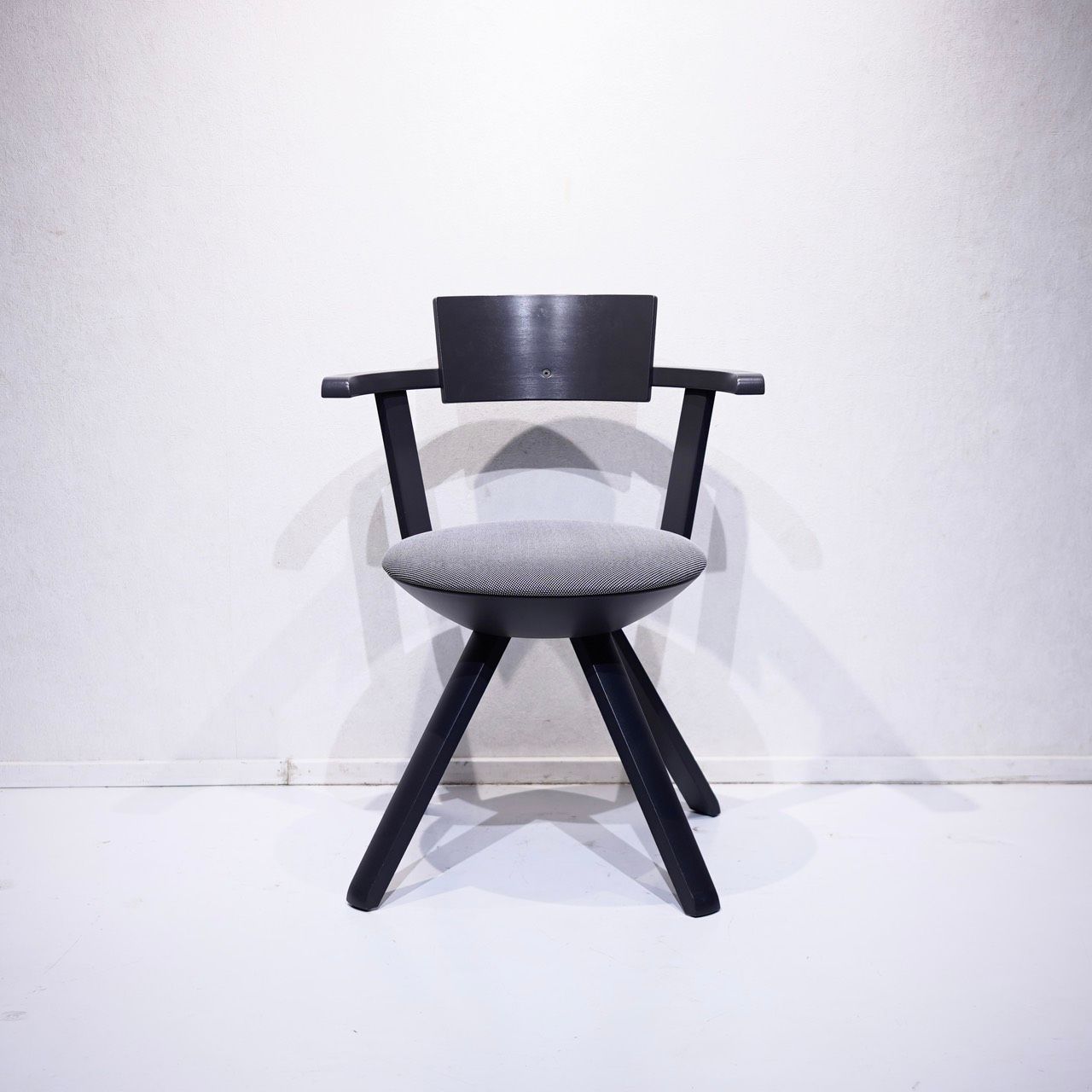 Artek アルテック RIVAL CHAIR ライバルチェア ダイニングチェア アームチェア デスクチェア 回転式 チェア 椅子 ブラック モダン 北欧 ミニマル Artek アルテック RIVAL CHAIR ライバルチェア ダイニングチェア アームチェア デスクチェア 回転式 チェア 椅子 ブラック モダン 北欧 ミニマル