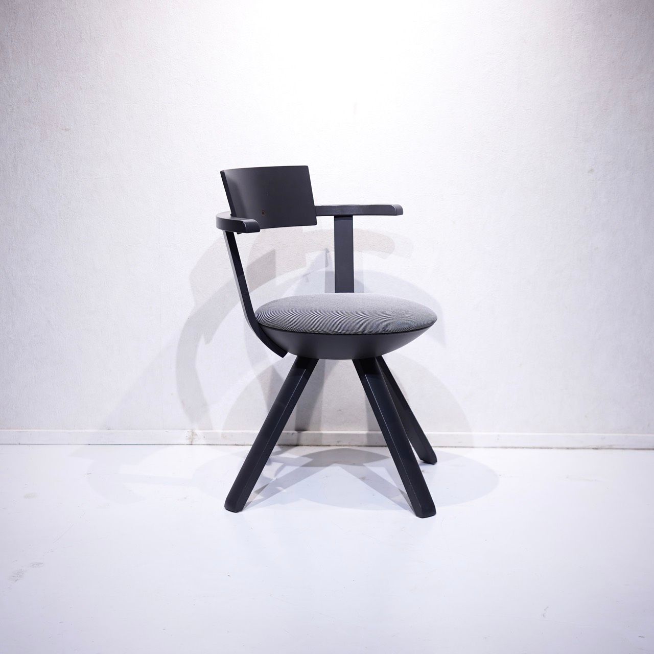 Artek アルテック RIVAL CHAIR ライバルチェア ダイニングチェア アームチェア デスクチェア 回転式 チェア 椅子 ブラック モダン 北欧 ミニマル Artek アルテック RIVAL CHAIR ライバルチェア ダイニングチェア アームチェア デスクチェア 回転式 チェア 椅子 ブラック モダン 北欧 ミニマル