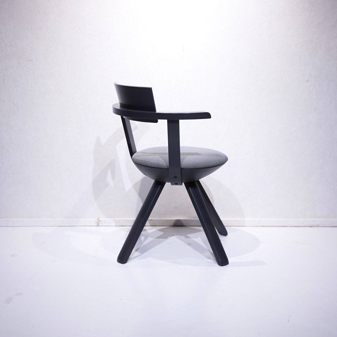 Artek アルテック RIVAL CHAIR ライバルチェア ダイニングチェア アームチェア デスクチェア 回転式 チェア 椅子 ブラック モダン 北欧 ミニマル Artek アルテック RIVAL CHAIR ライバルチェア ダイニングチェア アームチェア デスクチェア 回転式 チェア 椅子 ブラック モダン 北欧 ミニマル