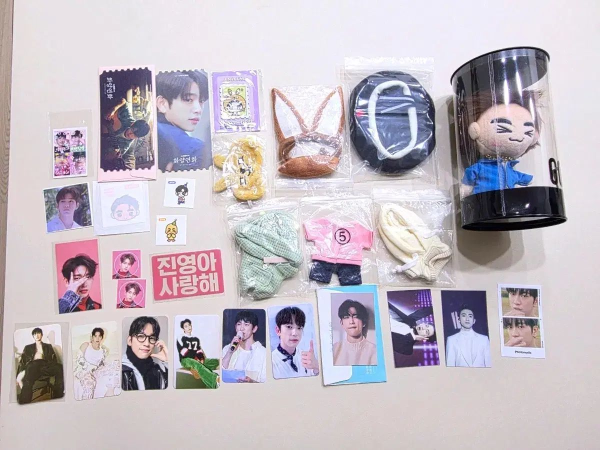 GOT7 ジニョン ぬいぐるみ + 人形服 + 非公式グッズ トレカ ステッカー