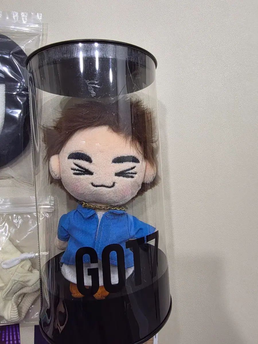 GOT7 ジニョン ぬいぐるみ + 人形服 + 非公式グッズ トレカ ステッカー