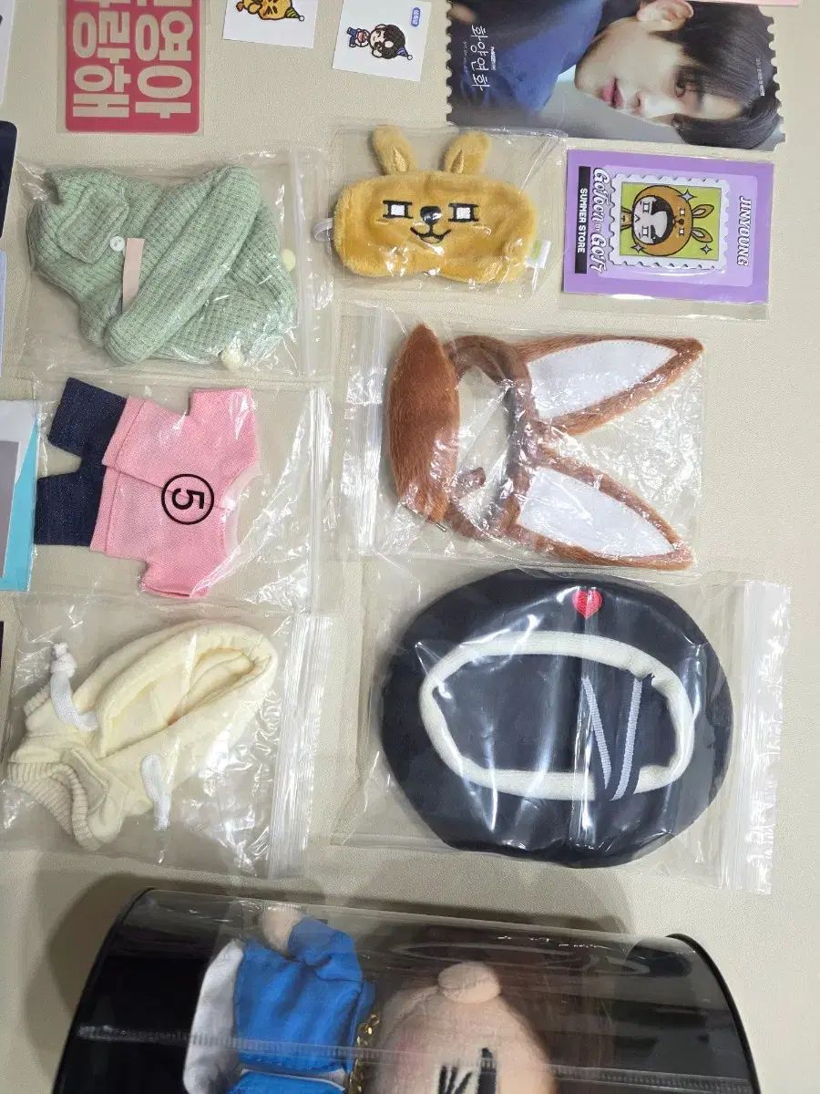 GOT7 ジニョン ぬいぐるみ + 人形服 + 非公式グッズ トレカ ステッカー